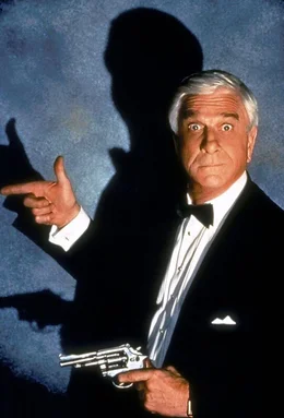 Um Hapsburg das Handwerk legen zu k&ouml;nnen, muss sich Frank Drebin (Leslie Nielsen) in die H&ouml;hle des L&ouml;wen wagen ...