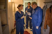 Arthur Bauer (Gerd Silberbauer, r.), Katharina Hahn (Bianca Hein, l.) und Dr. Weissenb&ouml;ck (Florian Odendahl, M.) sehen sich am Tatort um.