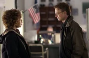 Es gibt nur eine Person, die Tellys und Ashs (Dominic West, r.) Schilderungen nicht gleich leichtfertig abtut: Detective Anne Pope (Alfre Woodard, l.). Es macht sie n&auml;mlich stutzig, dass eine Beh&ouml;rde wie die NSA ihre Leute auf die beiden verzweifelten und v&ouml;llig harmlosen Elternteile hetzt ...