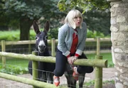 Agatha Raisin (Ashley Jensen) ermittelt mit vollem Elan, auch wenn sie daf&uuml;r einige H&uuml;rden &uuml;berwinden muss, um an die Wahrheit zu gelangen.