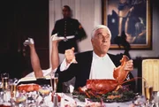 Als Belohnung f&uuml;r die Erschie&szlig;ung des 1000. Drogendealers erh&auml;lt Lt. Frank Drebin (Leslie Nielsen, l.) eine Einladung zum Abendessen beim Pr&auml;sidenten. Mit seinen schlechten Tischmanieren ver&auml;rgert er Frau Pr&auml;sident ...