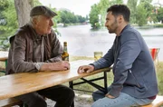 Im Spree-Biergarten versucht Fahri Celik (Hassan Akkouch, r.) mehr aus dem brummigen Anwohner Gerhard Hentschel (Axel Werner, l.) rauszubekommen.
