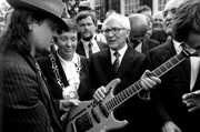 Rockmusiker Udo Lindenberg (l) &uuml;berreichte dem ehemaligen SED-Generalsekret&auml;r Erich Honecker (M) bei dessen Besuch in Wuppertal eine - laut Lindenberg - "nicht ganz billige Gitarre" mit der Aufschrift "Gitarren statt Knarren".