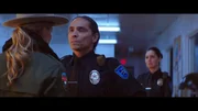 Sheriff Gustafson (Annabelle Wallis, l.) und ihr indigener Kollege Karl Blackhawk (Zahn McClarnon, M.) sind keine Freunde.