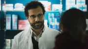 Der Apotheker (Kai Schumann, l.) ahnt, was Lena (Laura Berlin, r.) besch&auml;ftigt.