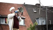 ONE DER HODSCHA UND DIE PIEPENK&Ouml;TTER, am Sonntag (26.04.26) um 20:15 Uhr. Droht mit dem Bau einer Moschee unweigerlich die Islamisierung des Abendlandes? F&uuml;r nicht wenige Mitb&uuml;rger scheint das festzustehen. H&ouml;chste Zeit, den aktuellen Ereignissen rund um Politik, Toleranz und Glaube eine spritzige, politisch nicht immer korrekte Kom&ouml;die entgegenzusetzen, die den Extremisten auf beiden Seiten sehr unterhaltsam Saures gibt: &raquo;Der Hodscha und die Piepenk&ouml;tter&laquo;. Nuri Hodscha (Hilmi S&ouml;zer) greift zu drastischen Mitteln: er gibt den Muezzin und ruft von den D&auml;chern von Lautringen zum Gebet.