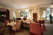 Die Kaminhalle des Brenners Park Hotel & Spa in Baden-Baden.