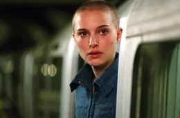 Evey (Natalie Portman) l&auml;sst sich von ihrem maskierten Retter f&uuml;r einen erbarmungslosen Kreuzzug gegen das autorit&auml;re Regime ihres Landes gewinnen. Zun&auml;chst vollauf begeistert, kommt sie doch bald hinter das Geheimnis ihres "Helden"...