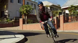 Fahrradfahrer +++ Die Verwendung des sendungsbezogenen Materials ist nur mit dem Hinweis und Verlinkung auf RTL+ gestattet. +++