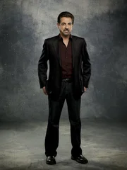 (7. Staffel) - Mitglied der B.A.U., einer FBI-Einheit, die sich mit verhaltensauffälligen Tätern beschäftigt: Special Agent David Rossi (Joe Mantegna) ... (7. Staffel) - Mitglied der B.A.U., einer FBI-Einheit, die sich mit verhaltensauffälligen Tätern beschäftigt: Special Agent David Rossi (Joe Mantegna) ...