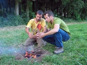 Willi (re.) lernt von Survivalexperte Tom (li.), wie man eine Unterkunft f&uuml;r die Nacht baut, Feuer ohne Feuerzeug macht, Trinkwasser beschafft und etwas f&uuml;r den leeren Magen findet.