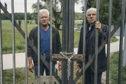 Von links: Die Kriminalhauptkommissare Ivo Batic (Miroslav Nemec) und Franz Leitmayr (Udo Wachtveitl) stehen vor dem verschlossenen Eingangstor zum "Freiland"-Gel&auml;nde.