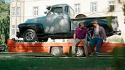 Heute bekommt Oli (r) einen ganz besonderen Schatz. Dietmar (l) bringt seinen alten Chevrolet Baujahr 1959 auf die Burg. Heute bekommt Oli (r) einen ganz besonderen Schatz. Dietmar (l) bringt seinen alten Chevrolet Baujahr 1959 auf die Burg.