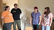 Petra (2.v.re.), Tochter Selina (re.), Sohn Pascal und dessen Freundin Lea m&uuml;ssen die alte Wohnung leerr&auml;umen, bevor sie das Kapital Mannheim ein f&uuml;r alle Mal schlie&szlig;en k&ouml;nnen.