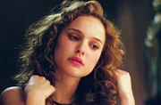 Vendetta, der maskierte Freiheitsk&auml;mpfer, hat sich zum Ziel gesetzt, das totalit&auml;re Regime des Kanzlers zu beenden. Bei einem seiner Angriffe ger&auml;t er in Bedr&auml;ngnis, doch Evey (Natalie Portman) kann ihn vor dem Schlimmsten bewahren ...