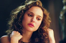Vendetta, der maskierte Freiheitsk&auml;mpfer, hat sich zum Ziel gesetzt, das totalit&auml;re Regime des Kanzlers zu beenden. Bei einem seiner Angriffe ger&auml;t er in Bedr&auml;ngnis, doch Evey (Natalie Portman) kann ihn vor dem Schlimmsten bewahren ...