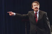 Im Gro&szlig;britannien eines Paralleluniversums stellt sich ein maskierter Friedensk&auml;mpfer namens "V" einem totalit&auml;ren Regime unter Leitung des Kanzlers Sutler (John Hurt) entgegen und k&auml;mpft mit terroristischen Mitteln gegen die f&uuml;hrenden Mitglieder ...