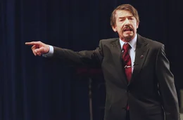 Im Gro&szlig;britannien eines Paralleluniversums stellt sich ein maskierter Friedensk&auml;mpfer namens "V" einem totalit&auml;ren Regime unter Leitung des Kanzlers Sutler (John Hurt) entgegen und k&auml;mpft mit terroristischen Mitteln gegen die f&uuml;hrenden Mitglieder ...