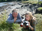 Robert (Filip Peeters) f&uuml;hrt die vermeintliche Ornithologin Carolin (Gesine Cukrowski) zu seltenen Nistpl&auml;tzen.