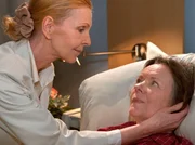 MDR Fernsehen IN ALLER FREUNDSCHAFT FOLGE 376, "Anfang oder Ende?", am Montag (24.12.12) um 01:35 Uhr. Luise Brenner (Monika Lennartz, re.) fragt Oberschwester Ingrid (Jutta Kammann, li.), ob sie im Bezug auf die freie Krankenpflegerstelle nicht etwas für ihren Sohn tun kann. Doch die Oberschwester kann ihr leider nicht helfen - in Personalfragen lässt sich die Verwaltungschefin Sarah Marquardt nicht reinreden. MDR Fernsehen IN ALLER FREUNDSCHAFT FOLGE 376, "Anfang oder Ende?", am Montag (24.12.12) um 01:35 Uhr. Luise Brenner (Monika Lennartz, re.) fragt Oberschwester Ingrid (Jutta Kammann, li.), ob sie im Bezug auf die freie Krankenpflegerstelle nicht etwas für ihren Sohn tun kann. Doch die Oberschwester kann ihr leider nicht helfen - in Personalfragen lässt sich die Verwaltungschefin Sarah Marquardt nicht reinreden.