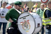 Bundesweite Versammlung von "Reichsb&uuml;rgern" am 6. April 2024 in Gera. Trommler der Reichsb&uuml;rger-Gruppe &ldquo;F&uuml;rstentum Reu&szlig; &ndash; j&uuml;ngere Linie&rdquo;.