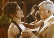 Mark (Dick Van Dyke, r.) tanzt mit Moriah (Julie Carmen, l.), die er verd&auml;chtigt, ein Vampir zu sein.