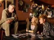 Angeregt durch Carolin (Gesine Cukrowski), f&uuml;hlt Robert (Filip Peeters) sich von Colleens (Nina Hoger, rechts) Bild zum Schreiben inspiriert.