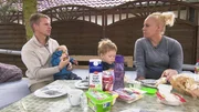 Annika und Kevin haben im beschaulichen Bad Belzig ihr Sommertraumhaus gefunden. Bevor sie einziehen k&ouml;nnen, wartet jedoch noch eine Menge Arbeit auf die kleine Familie. v.l.: Kevin,  Baby, Christiane, Annika