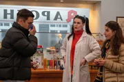 Nachdem er von Charly beim Kickboxen einen Schlag auf die Nase bekommen hat, kommt Leon in die Apotheke, um sich ein K&uuml;hlpack zu holen und muss sich den am&uuml;sierten Blicken von Rana und Tina stellen. Von links: Leon (Joel Akg&uuml;n), Tina (Anita Eichhorn) und Rana (Gonca de Haas).