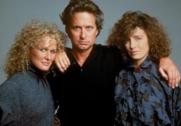 Zwischen zwei Frauen: Dan Gallagher (Michael Douglas), seine Ehefrau Beth (Anne Archer) und seine Aff&auml;re Alex Forrest (Glenn Close, li.)