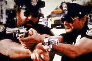 Die FBI-Agenten Steve Forrest (Bud Spencer, r.) und Doug Bennet (Terence Hill, l.) nehmen nach elf Jahren die Ermittlungen im Fall eines spektakul&auml;ren Bankraubs wieder auf. Ein Mord bringt sie schlie&szlig;lich auf die richtige Spur ...