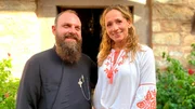 Moderatorin Tamina Kallert (r) und Pater Joseph Katsouras am Kloster Evangelistria.
