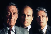 Zwischen diesen drei M&auml;nnern entscheidet sich der Kampf um die Macht im Sender: Nachrichtenredakteur Max Schumacher (William Holden), Manager Frank Hackett (Robert Duvall) und Moderator Howard Beale (Peter Finch, v.l.).