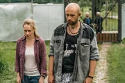 Lene (Anja Schneider) und Klaus (Simon Zagermann) haben die Kriminalhauptkommissare Ivo Batic und Franz Leitmayr am verschlossenen Eingangstor zum "Freiland"-Gel&auml;nde abgewiesen. Die beiden sind schockiert &uuml;ber die Nachricht von Florian Bergs Tod - schlie&szlig;lich war er einer von ihnen.