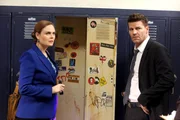 Brennan (Emily Deschanel) und Booth (David Boreanaz) haben den Spind gefunden, in dem die ermordete Lehrerin Mia Ferrara gesteckt haben muss. Doch wem geh&ouml;rt der Spind?