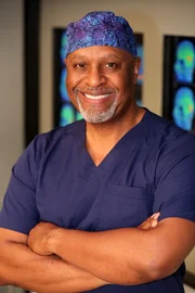 (12. Staffel) - Stets im Einsatz, um Leben zu retten: Dr. Richard Webber (James Pickens, Jr.) ...