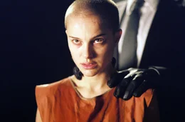 Nach einem Zwischenfall in einem Londoner Kanal nimmt Vendetta die junge Evey (Natalie Portman) unter seine Fittiche. Evey ist sehr wissbegierig und lernt schnell aus "Vs" Vergangenheit und seinem st&auml;ndigen Kampf gegen die Regierung ...