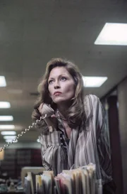 Programmdirektorin Diana Christensen (Faye Dunaway) ger&auml;t wegen Howard Beales sinkenden Einschaltquoten immer mehr unter Druck.