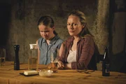 Lene (Anja Schneider) sitzt mit ihrer blinden Tochter Maria (Vreni Bock) beim Abendessen. Sie ist best&uuml;rzt, als ihr klar wird, dass ihre Tochter gleich von Florian Bergs Tod erfahren wird.