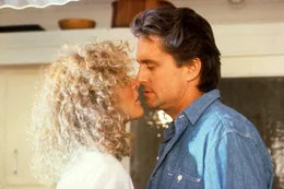 Dan Gallagher (Michael Douglas, r.) geht eine leidenschaftliche Aff&auml;re mit Alex Forrest (Glenn Close, l.) ein. Er ahnt nicht, welch dramatische Folgen dieser Seitensprung haben wird.