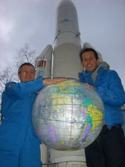Willi mit Frank Diekmann von der ESA vor einem "Ariane"-Modell.