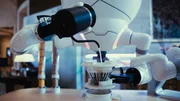 Ein Roboter macht Kaffee in der Hotellobby.