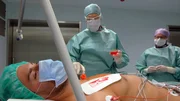 Dr. Felix Operhalski (Mitte) vom CCB Frankfurt implantiert einen Defibrilator mit Herzschrittmacherfunktion.