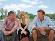 Und wieder sind es Martins (Bernhard Bettermann, rechts) Freunde Kathrin (Andrea Kathrin Loewig) und Roland (Thomas R&uuml;hmann), die ihm Trost spenden.