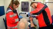 Die Sanit&auml;ter Maja Charlotte Heyden und Thomas Hose versorgen die blutende Wunde ihres Patienten.