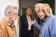 Der alte Griesgram (Heikki Kinnunen, re.) nimmt seinen Bruder Tarmo (Kari V&auml;&auml;n&auml;nen, li.) in die Pflicht, wieder Verantwortung gegen&uuml;ber seiner Tochter Maria (Rosalie Thomass, Mi.) zu &uuml;bernehmen.