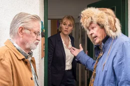 Der alte Griesgram (Heikki Kinnunen, re.) nimmt seinen Bruder Tarmo (Kari V&auml;&auml;n&auml;nen, li.) in die Pflicht, wieder Verantwortung gegen&uuml;ber seiner Tochter Maria (Rosalie Thomass, Mi.) zu &uuml;bernehmen.
