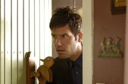 Leon (Tim Bergmann) betritt vorsichtig das Haus der Frau, die er im Auftrag seines Onkels vom Grundst&uuml;ck vertreiben soll ...