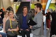 Enrique (Jacob Weigert, r.) ermutigt Anna (Jeanette Biedermann, l.), sich Toms (Patrick Kalupa, M.) Ansage zu widersetzten und entgegen ihrer Absprachen die Räumlichkeiten bei Lanford für ihr privates Ballettprojekt zu benutzen. Als Tom dahinterkommt, geraten Enrique und er aneinander ... Enrique (Jacob Weigert, r.) ermutigt Anna (Jeanette Biedermann, l.), sich Toms (Patrick Kalupa, M.) Ansage zu widersetzten und entgegen ihrer Absprachen die Räumlichkeiten bei Lanford für ihr privates Ballettprojekt zu benutzen. Als Tom dahinterkommt, geraten Enrique und er aneinander ...