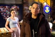 Valea (Antonia Kolano, l.) wiegt Charlotte "Charlie" (Shaolyn Fernandez) scheinheilig in Sicherheit.